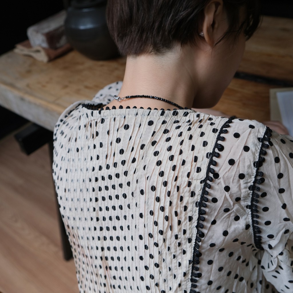 [gwilee] dotted pintuck blouse - Áo kiểu nữ chấm bi | BigBuy360 - bigbuy360.vn