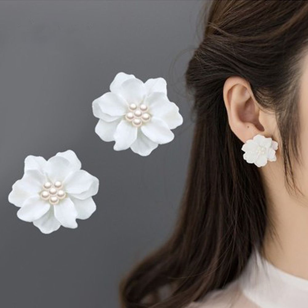 Bông tai hình hoa trà đính ngọc trai nhân tạo thời trang MIHAN1