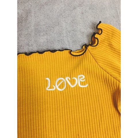 áo trễ vai chữ love