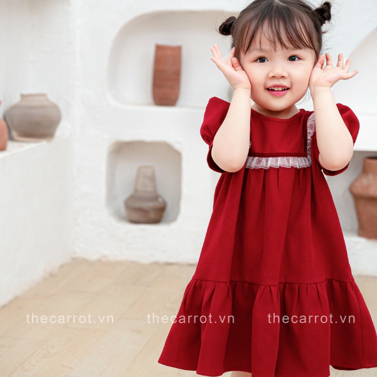 Váy nhung đỏ CARROT cho bé gái, dáng babydoll có tay, ngực ren bèo phối ruy băng, chất liệu nhung chéo hàn