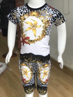 Quần áo trẻ em.
