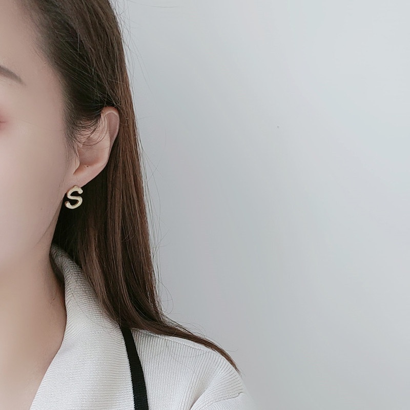 Hoa tai chữ cái hợp kim phong cách Âu Mỹ