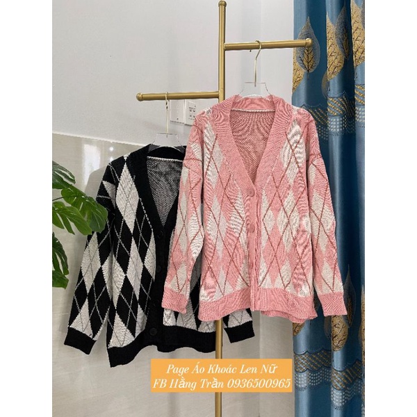 Áo khoác len kẻ cổ tim dáng rộng.