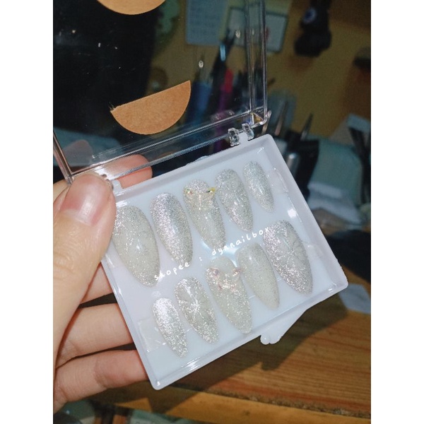 Móng tay giả  mắt mèo kim tuyến trắng