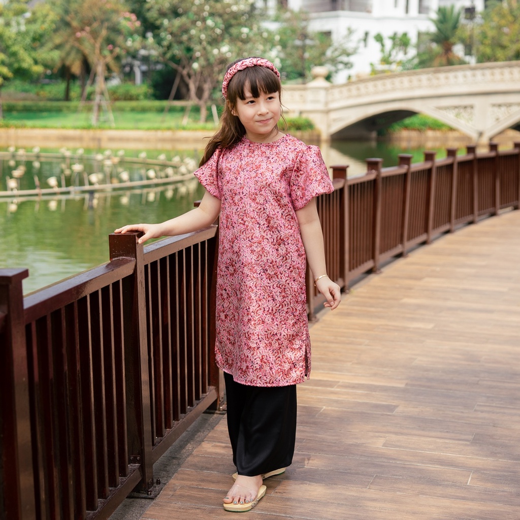 Áo dài cho bé gái BYZU kiểu áo dài cách tân tay bồng, vải gấm họa tiết nhí lấp lánh