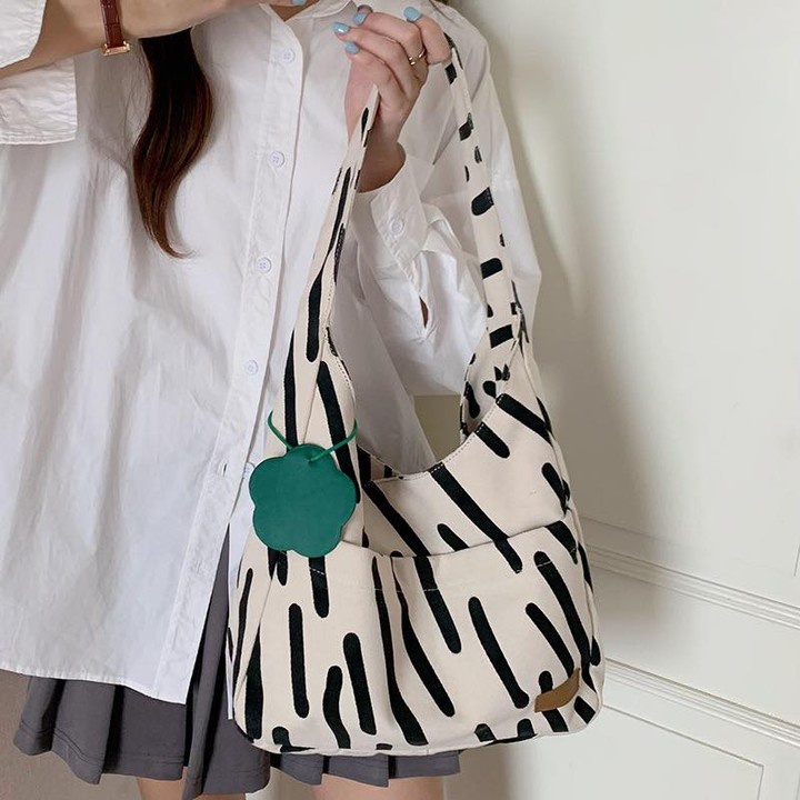 Túi tote đeo vai vải họa tiết vạch đen trắng quai cố định gắn tag xanh đáng yêu
