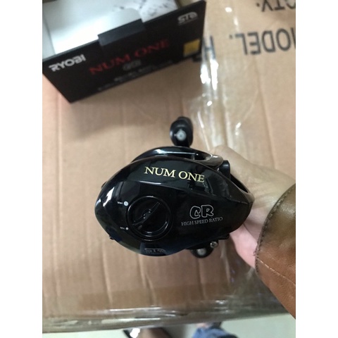 Máy ngang Ryobi NumOne có 2 màu xanh và đỏ y như hình 6havsja