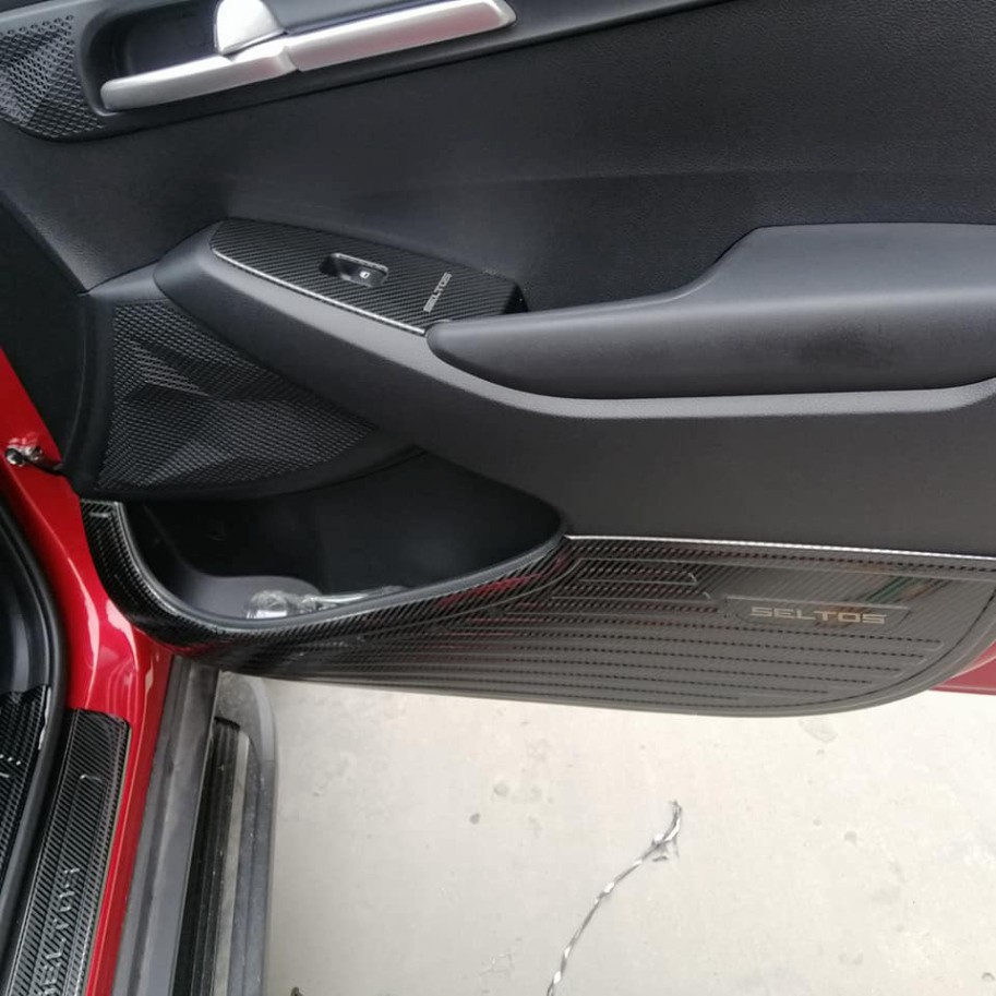 Ốp chống xước Tapli cánh cửa cacbon xe Kia Seltos 2020- 2021 vân Carbon cao cấp