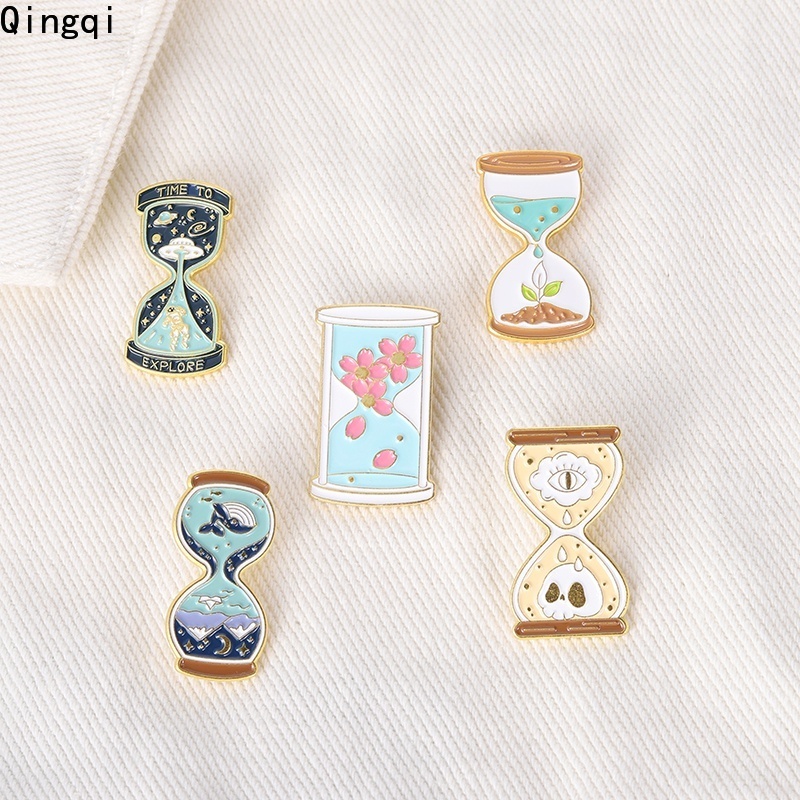 Huy hiệu cài áo Miss Zoe thiết kế kiểu đồng hồ cát hoạt hình đáng yêu