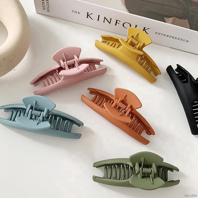 Kẹp tóc sau đầu phong cách trẻ trung dành cho nữ