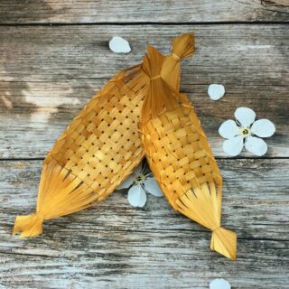 Thuyền tre cắm hoa hoặc đựng hoa quả đồ ăn
