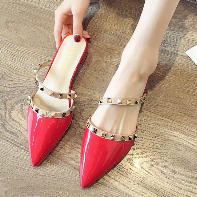 S042 [Sẵn size 37] Dép nữ đế thấp quai đính đinh tán Valentino