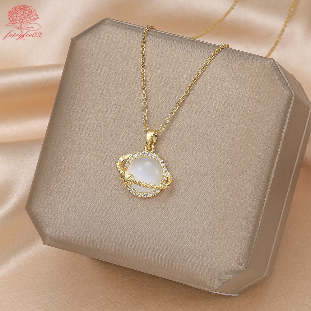 Vòng cổ Thép Titan Mạ Vàng Mặt Hình Bướm / Mặt Trăng / Hành Tinh Phong Cách Vintage Cho Nữ