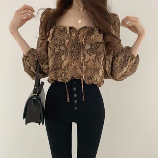 Áo sơ mi báo và sơ mi hồng