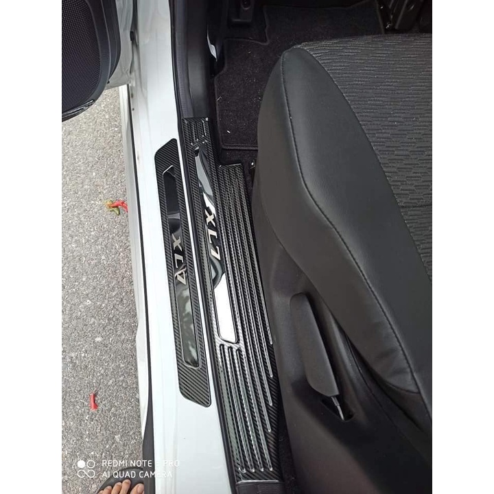 Ốp Chống Xước Bậc Cửa Suzuki XL7 Vân Titan , Carbon