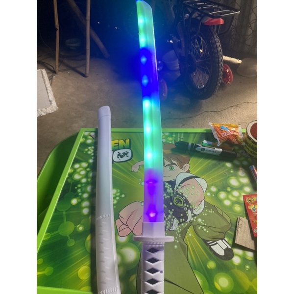 Kiếm katana phát sáng kèm âm thanh full màu  trắng 9 bóng chưa kèm pin