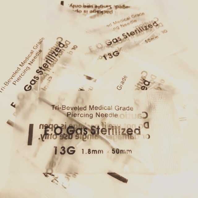 100 cây kim xỏ khuyên