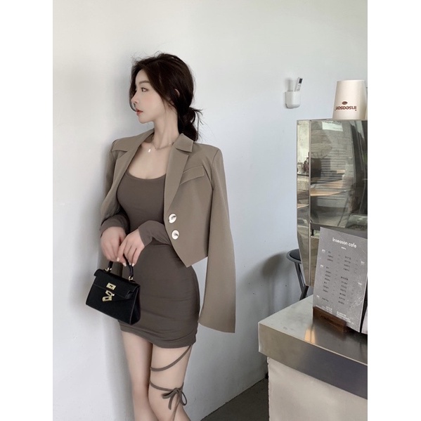 Áo vest ngắn + váy body tay dài