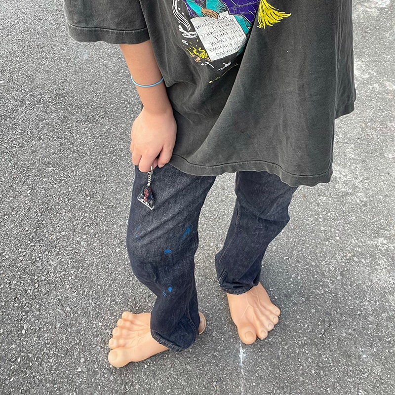 Đôi dép hình bàn chân quái vật lớn dùng làm đạo cụ hóa trang halloween