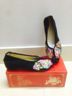 Giày vải thêu( có sẵn size 37,39)