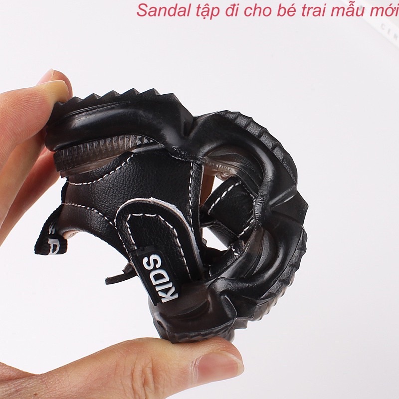 Sandal cho bé trai 8810 - dép rọ quai hậu tập đi chống trơn trượt mũi kín cho bé với 2 màu trắng, đen. Sz 15 đến 25