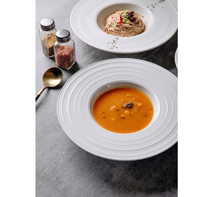 Đĩa mỳ ý trắng vân sóng phong cách nhà hàng phương tây