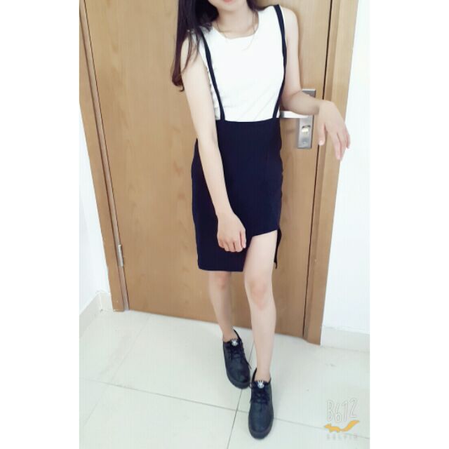 Chân váy sẻ đùi tôn dáng cực kì luôn nhé các chị e
