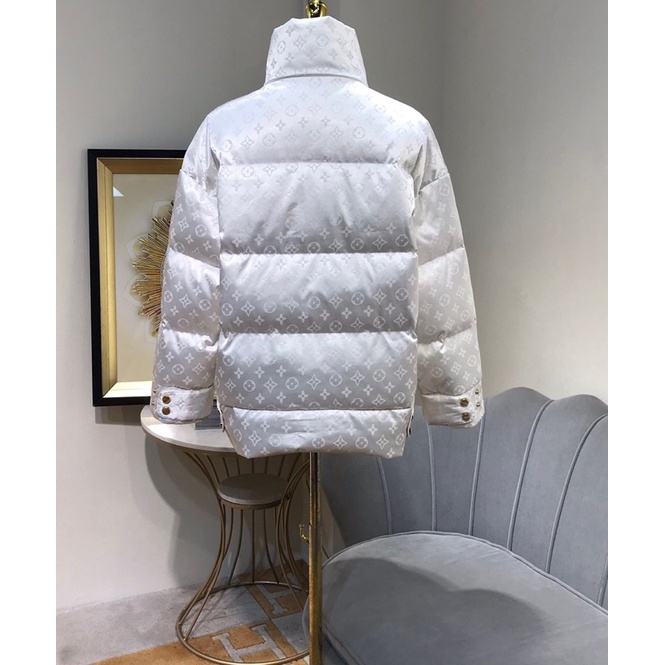 Áo khoác phao cổ cao dày dặn và ấm áp hoạ tiết thương hiệu Louis Vuitton LV cao cấp