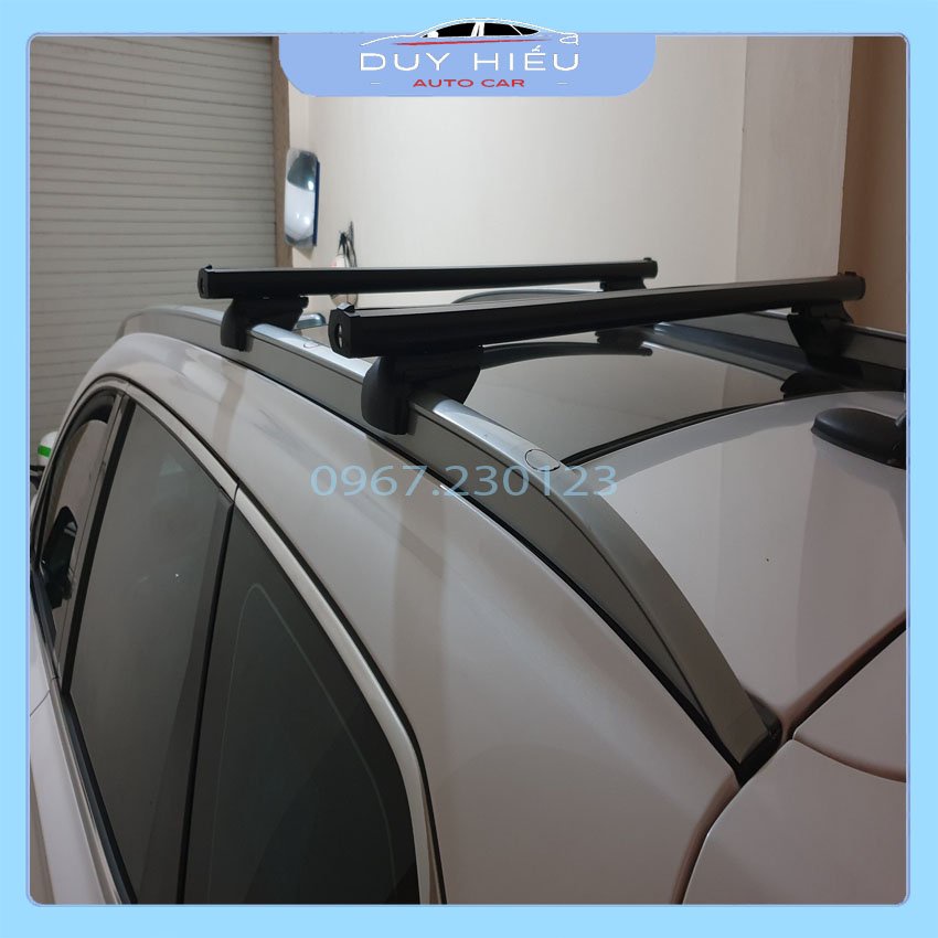 Cặp giá nóc ngang, baga mui chở hàng trên xe ô tô có màu bạc và đen