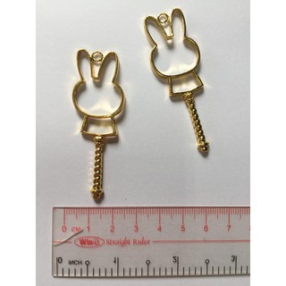 Charm kim loại resin gậy thỏ