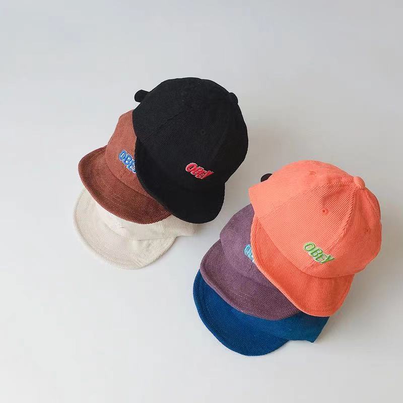 Mũ lưỡi trai nhung mềm mại thêu chữ cho bé