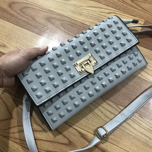 Ví cầm tay đính đinh 2 ngăn có dây đeo chéo tiện dụng | BigBuy360 - bigbuy360.vn