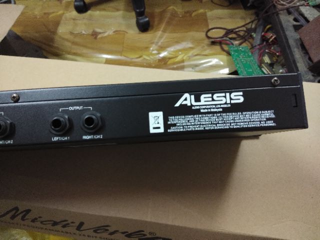 Echo rời Alesis Midiverb4