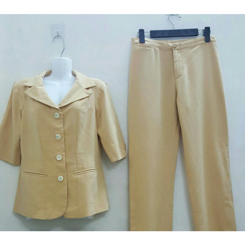 Set ký giả màu vàng