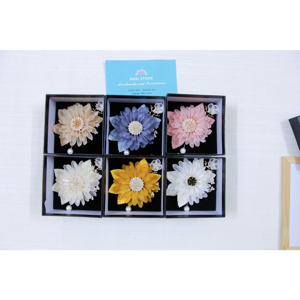 Ảnh thật- Hoa cài áo handmade mẫu hoa cúc voan mix phụ kiện siêu sang nhiều màu (NOBOX)