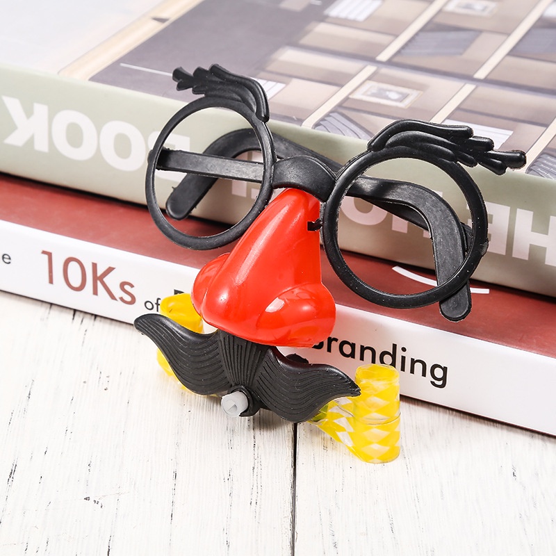 Mắt kính chú hề thổi kèn ngộ nghĩnh