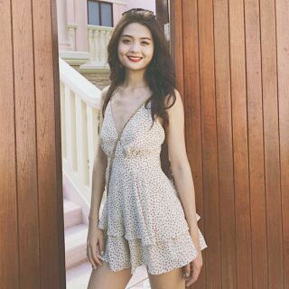 Jumpsuit bi trắng, jumpsuit ngắn hở lưng, jumpsuit bi trắng thắt nơ lưng, jumpsuit đan dây lưng