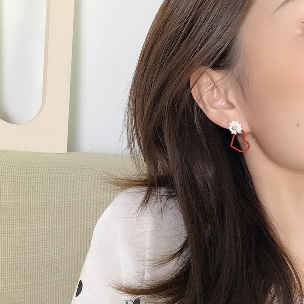 Bông Tai Hình Hoa Cúc Đỏ Thiết Kế Bất Đối Xứng Thời Trang