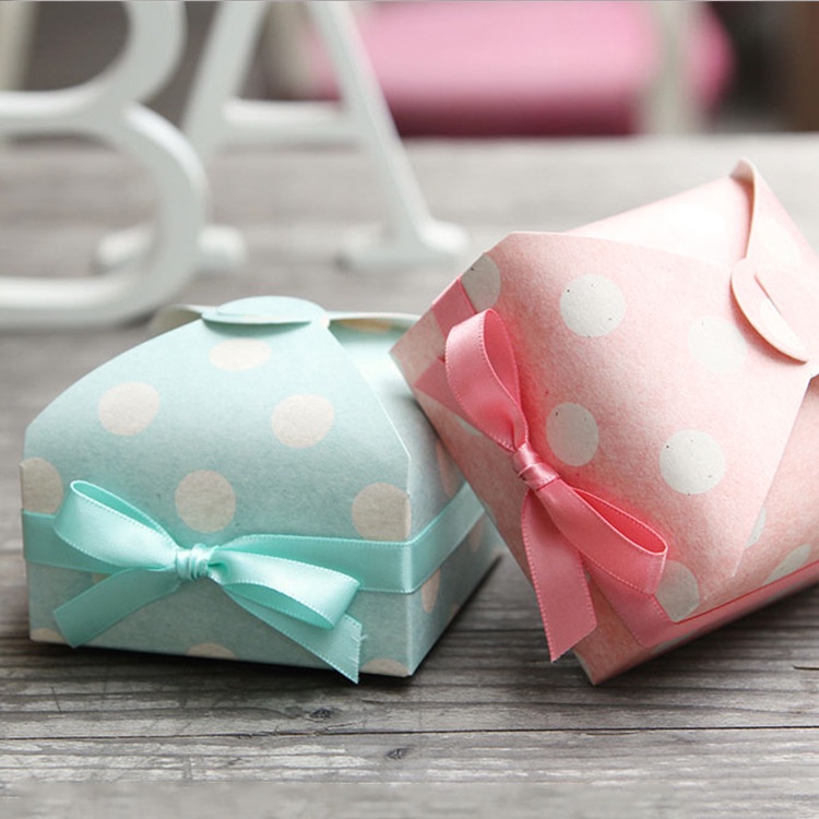 Hộp giấy hoạ tiết nắp hình chấm bi kiểu dáng độc đáo