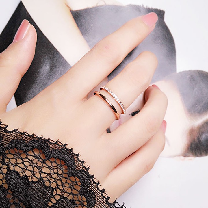 Nhẫn nữ titan cao cấp kiểu sọc đôi : 1 sọc trơn, 1 sọc đính đá siêu đẹp, bền màu, chuẩn thời trang
