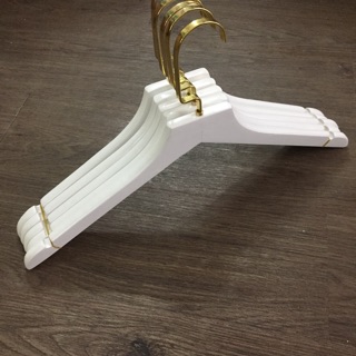 Móc gỗ nam trắng cổ vuông ( sỉ 200 cái )