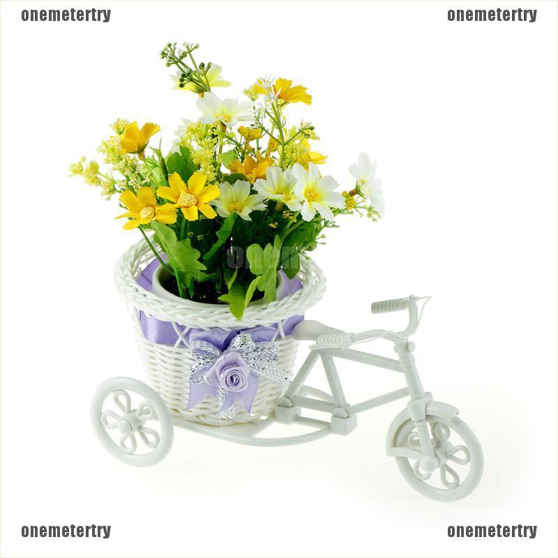 Giỏ xe đạp màu trắng chở chậu hoa trang trí nhà cửa