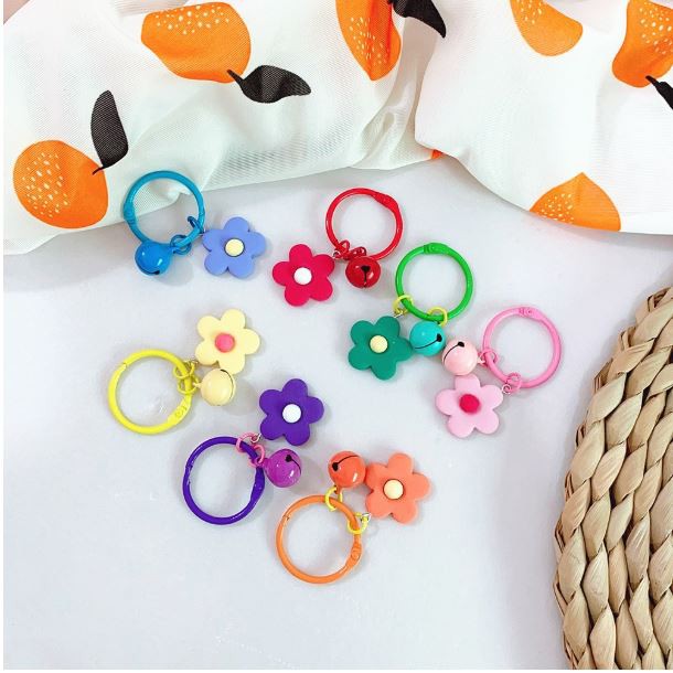 Móc khóa hình hoa xinh xắn kèm chuông