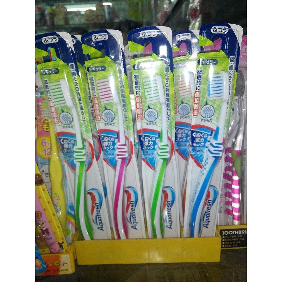 Bàn chải thần thánh Aquafresh Nhật