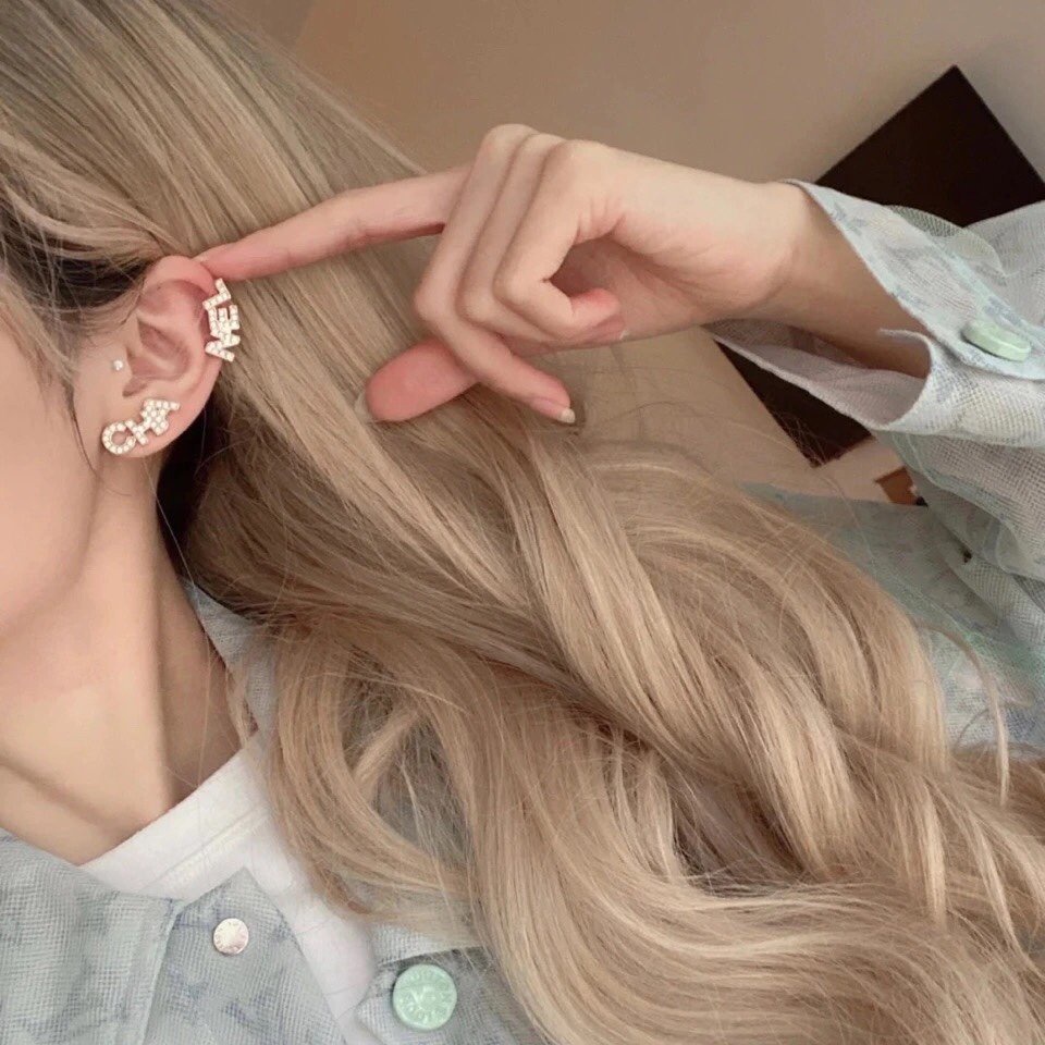 Khuyên Tai Dạng Tròn Bằng Thép Titan In Logo Thời Trang Dành Cho Nữ