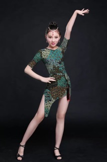 Đầm khiêu vũ hoa tiết lông con công