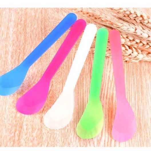 Que thìa nhựa trộn mặt nạ dùng trong spa