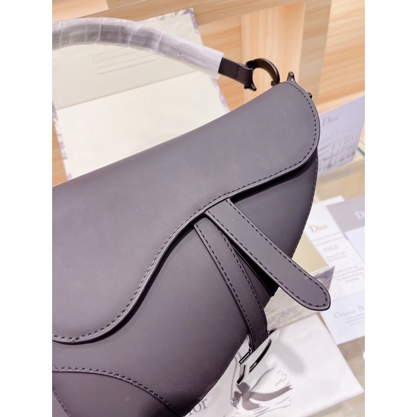 Túi xách diỏr yên ngựa chữ D Lót da bò từ trong ra ngoài sz 25