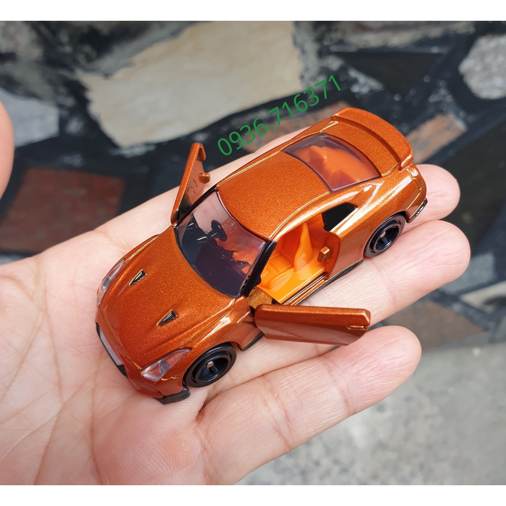 Mô hình xe Nissan GT-R màu đồng mở được cửa tomica Nhật Bản No23