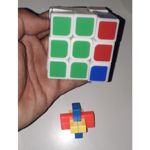 Một cục Rubik 3x3x3 kèm đế trưng bày bằng nhựa xoay rất trơn